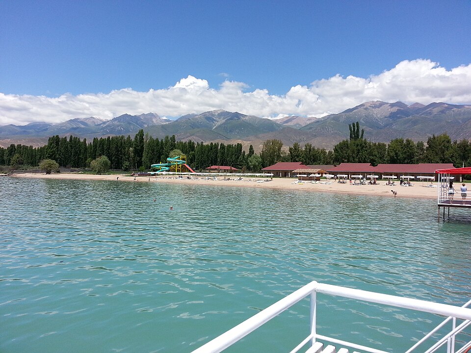 Playa sobre un lago de Kirguistán, el país más alejado del mar. 