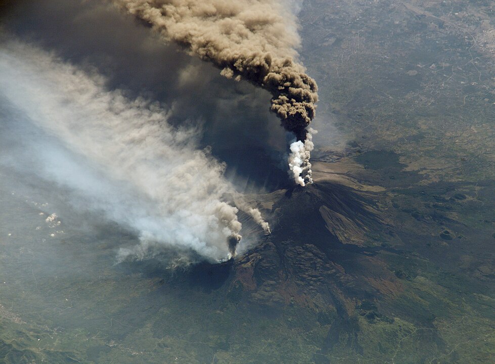 Toma aérea de la erupción del volcán Etna. 