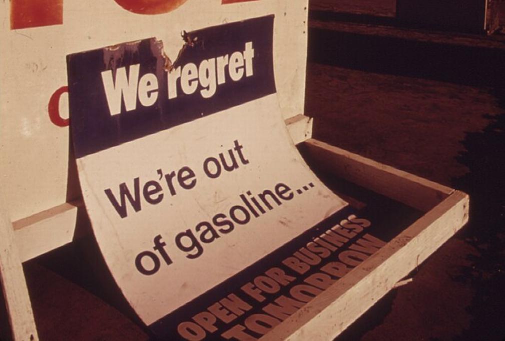 cartel que dice lo lamentamos no tenemos más gasolina