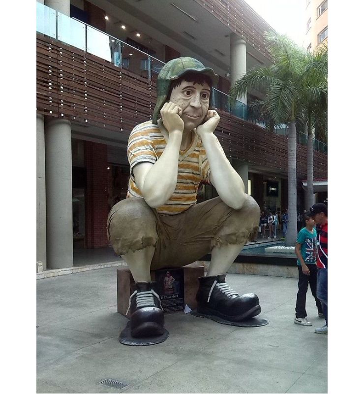 Estatua de "Chespirito" como el Chavo del Ocho.