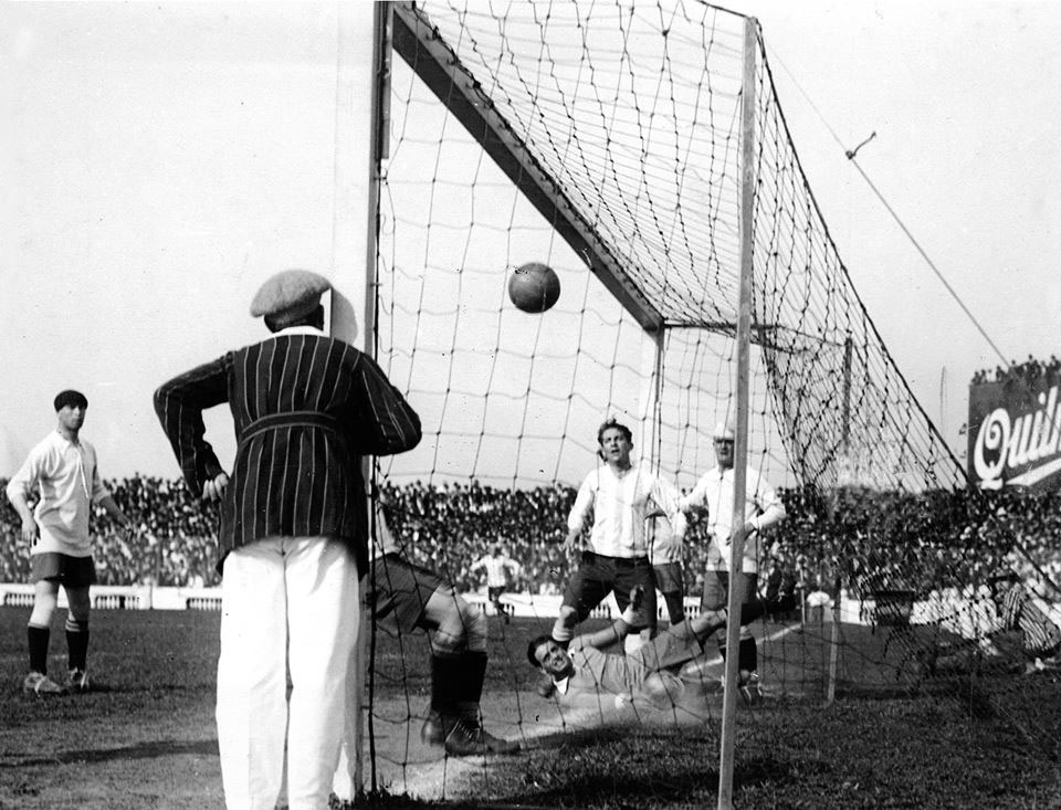 Partido de fútbol entre Argentina y Uruguay.