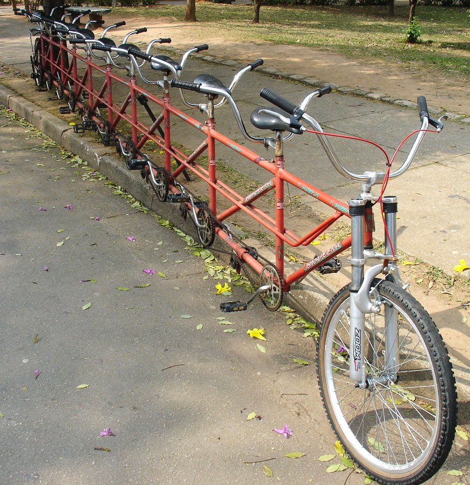 Bicicleta tándem con diez asientos. 