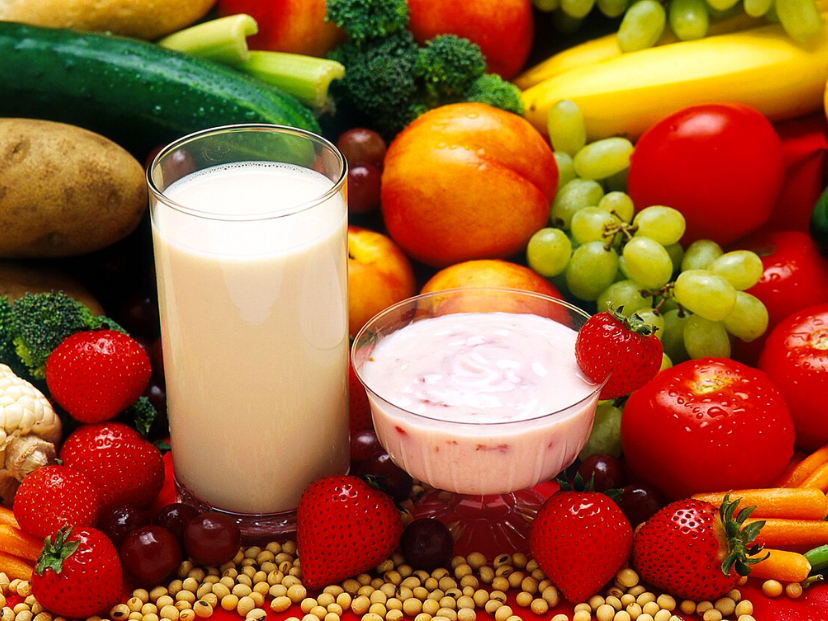 frutas y verduras y lácteos de colores estridentes