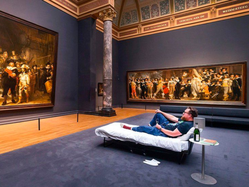 rembrandt rijksmuseum museo obra la ronda nocturna la ronda de noche y una persona durmiendo en una cama dentro del museo