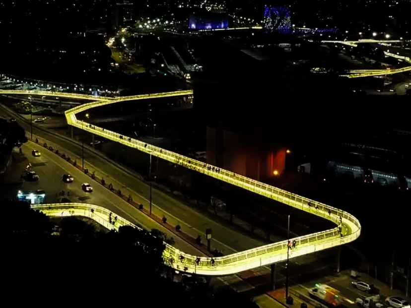 ciclovía bicisenda de la ciudad de córdoba iluminada luces led de noche