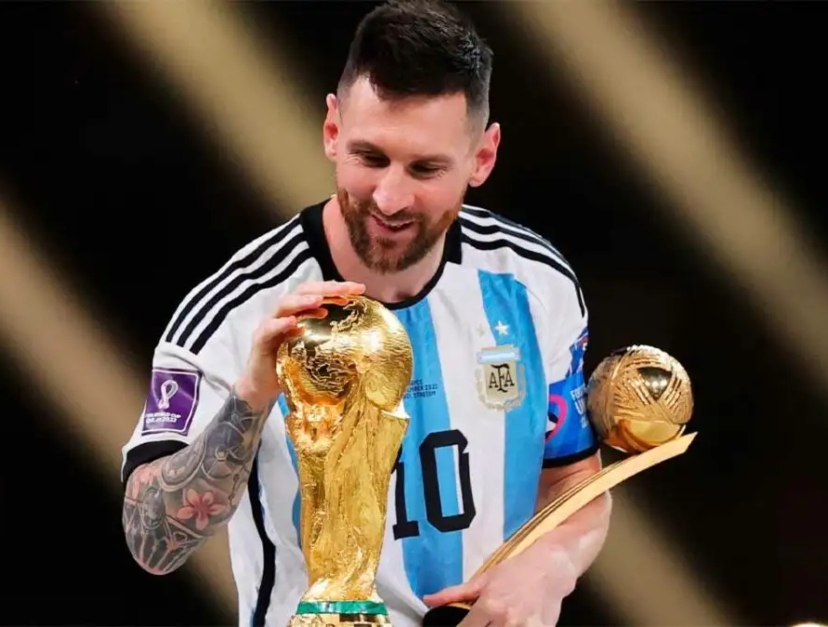 Messi, con la camiseta de Argentina y la copa del mundo. 