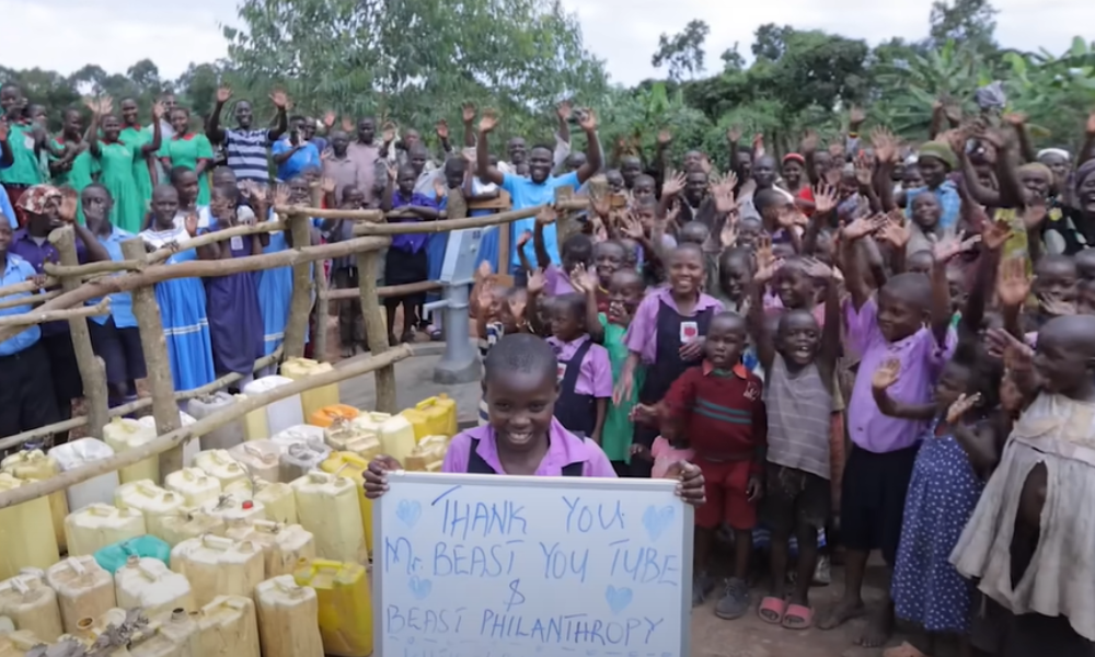 niños y adultos africanos agradeciendo a mrbeast water is life