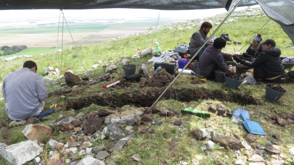 Investigadores trabajan con los restos de la civilización encontrados.