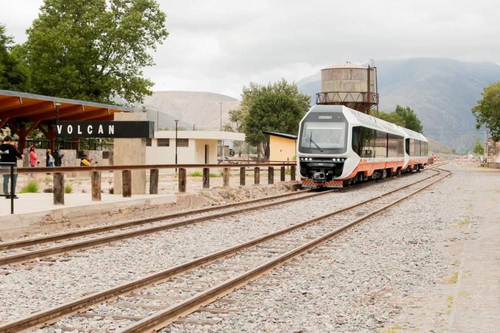 El único tren solar de Latinoamérica en un recorrido por la estación Volcán de Jujuy. 