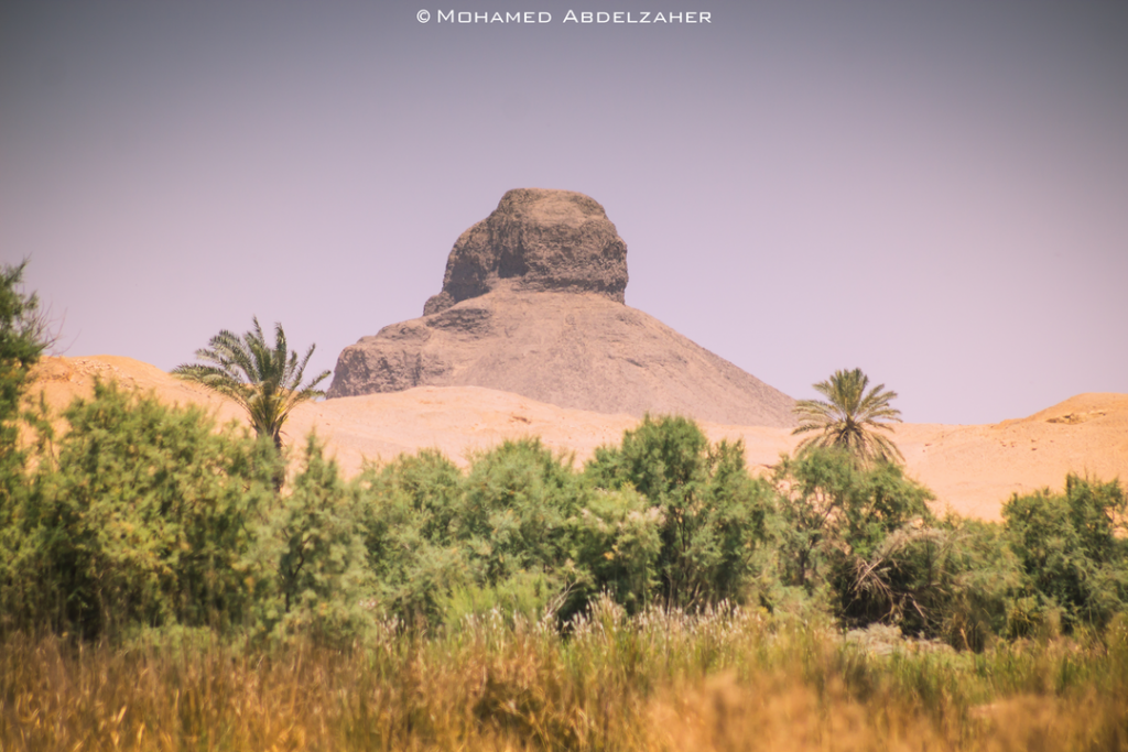 Naturaleza que rodea a la Pirámide Negra de Egipto.