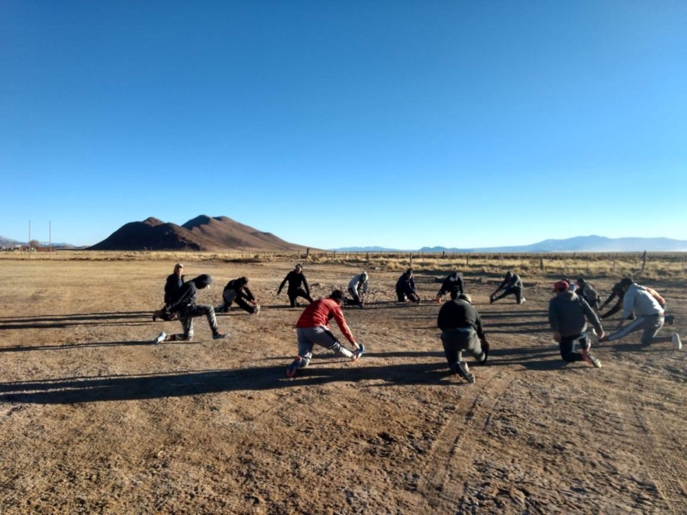 Grupo entrenando en la cancha de rugby más alta de Argentina. 