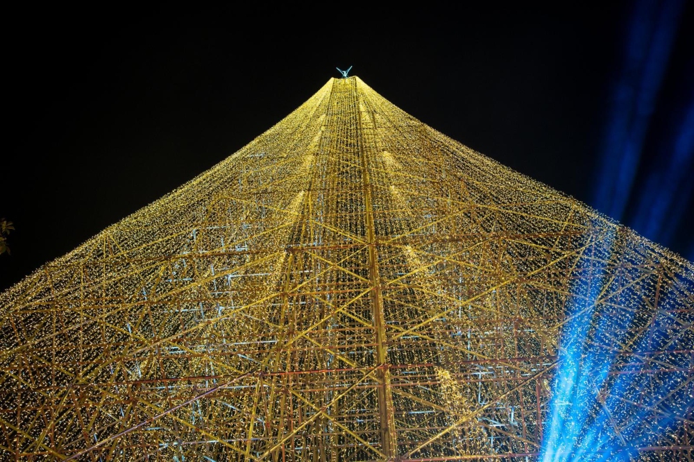 Detalles de la estructura del árbol de Navidad más grande de Europa. 