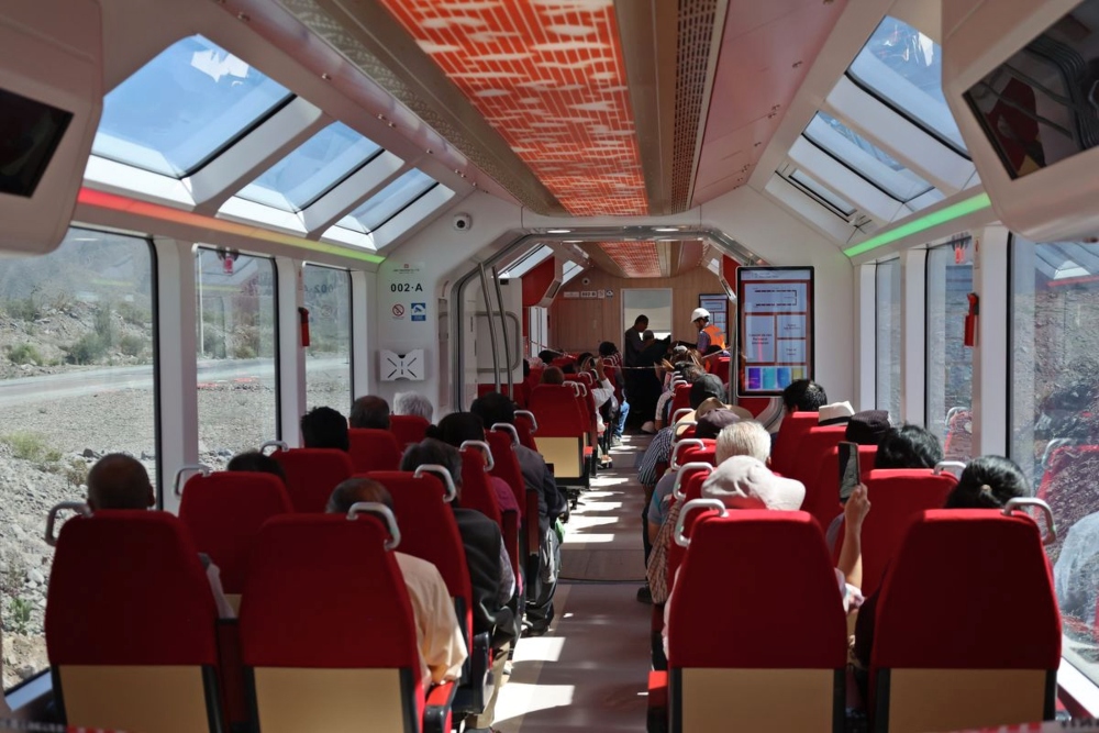 Interior del único tren solar de Latinoamérica, en su viaje por Jujuy.
