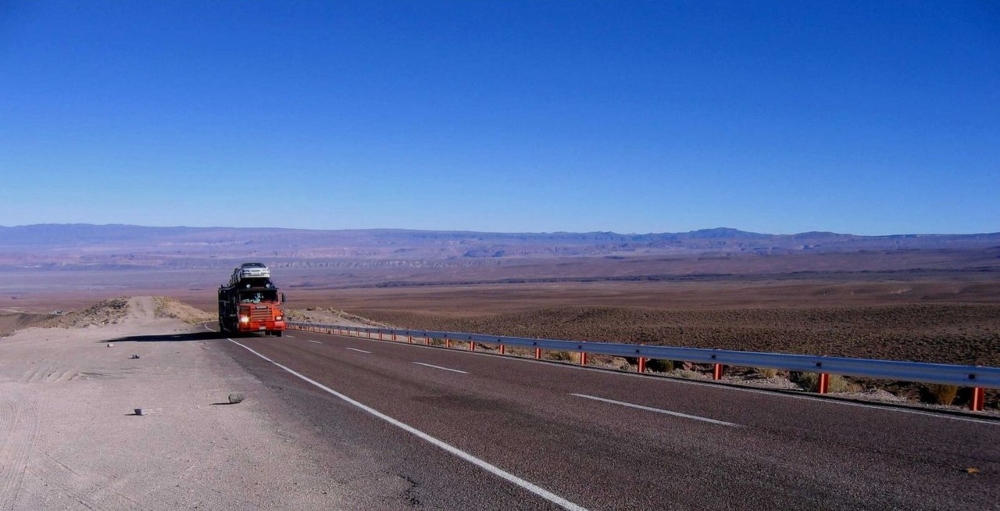 Camión circula por la ruta más alta de Chile. 