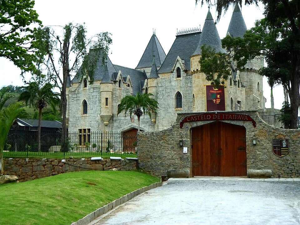 Fachada del Castillo de Itaipava.
