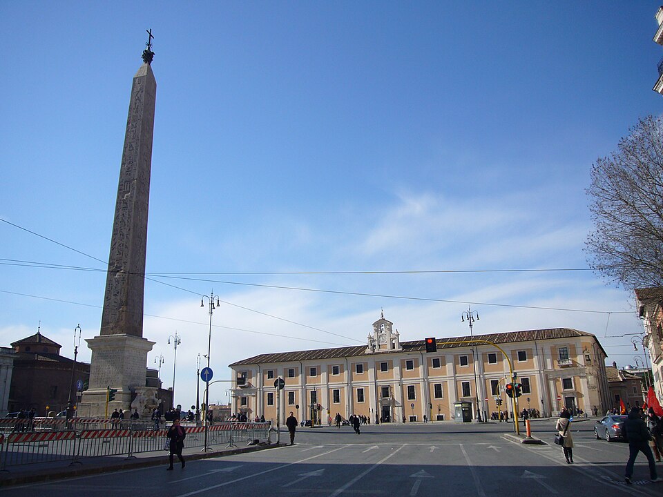Obelisco egipcio en la plaza de Roma. 