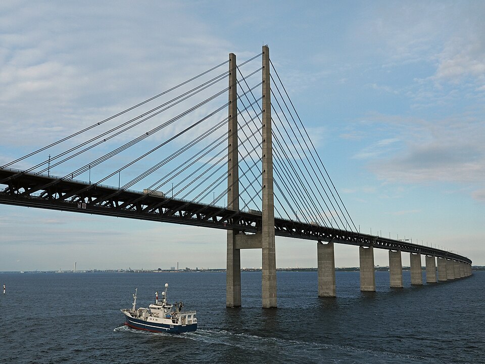 Un barco pasa por debajo del puente Øresund.