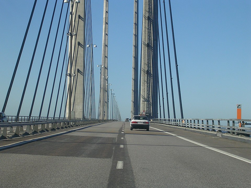 Un auto circula sobre el puente Øresund.
