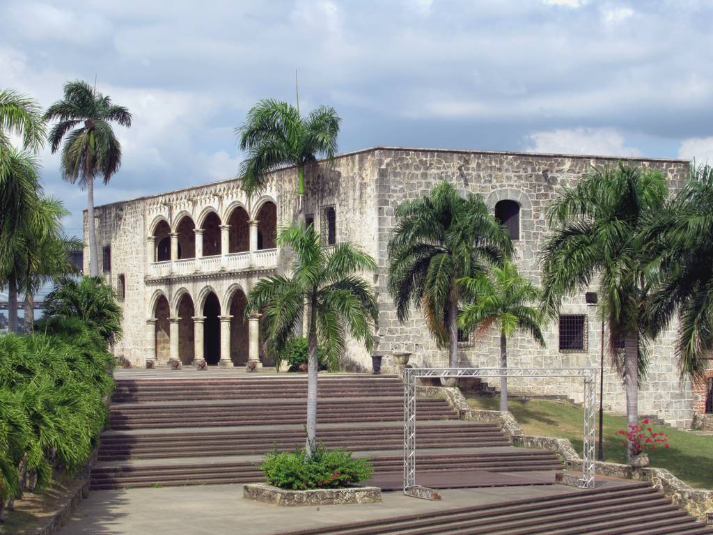 Fachada del Alcázar de Colón. 