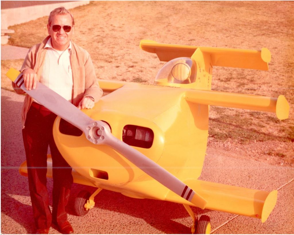 Robert H. Starr junto a Bumble Bee I, el antecesor del avión más pequeño de la historia. 