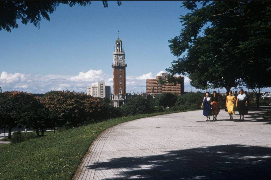 Plaza San Martín con vista a la Torre Monumental de Retiro. Ciudad de Buenos Aires