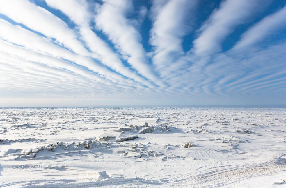imagen de la nieve en la antartida y el cielo con nubes