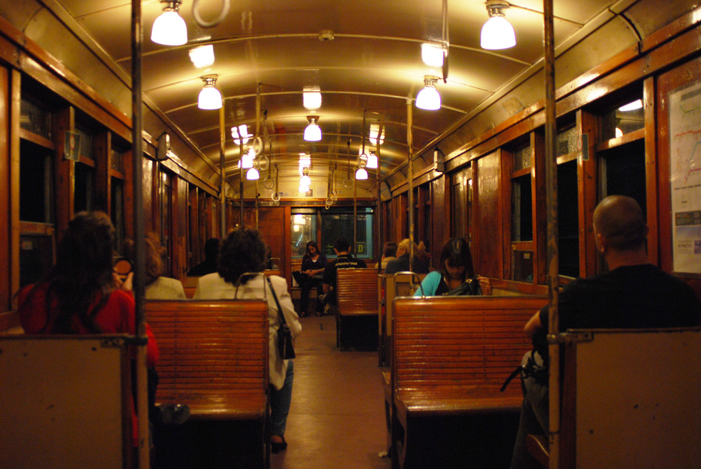 Interior de los coches antiguos de la Línea A del Subte de Buenos Aires. 