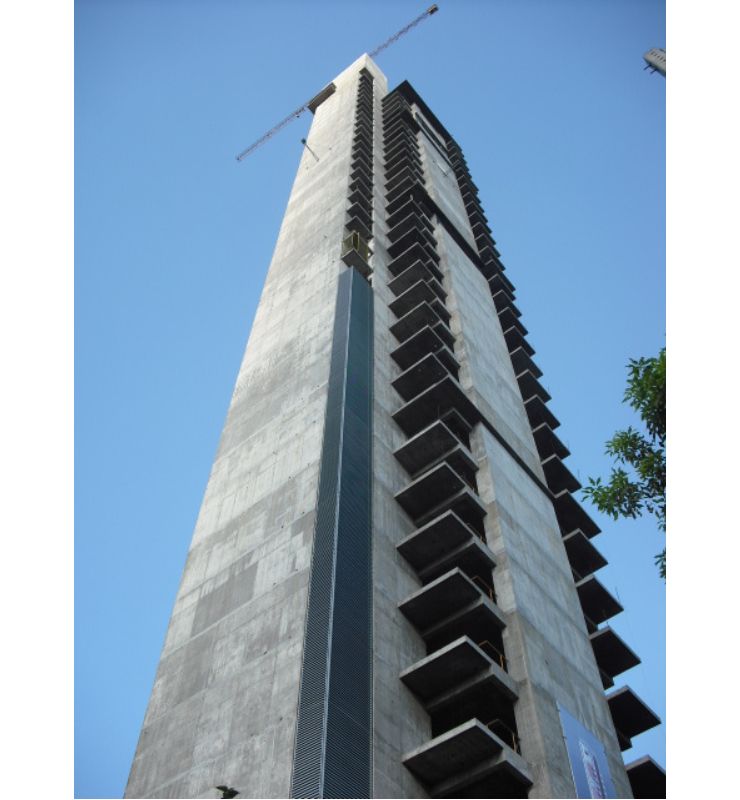 Edificio más alto de Paraguay durante su construcción. 