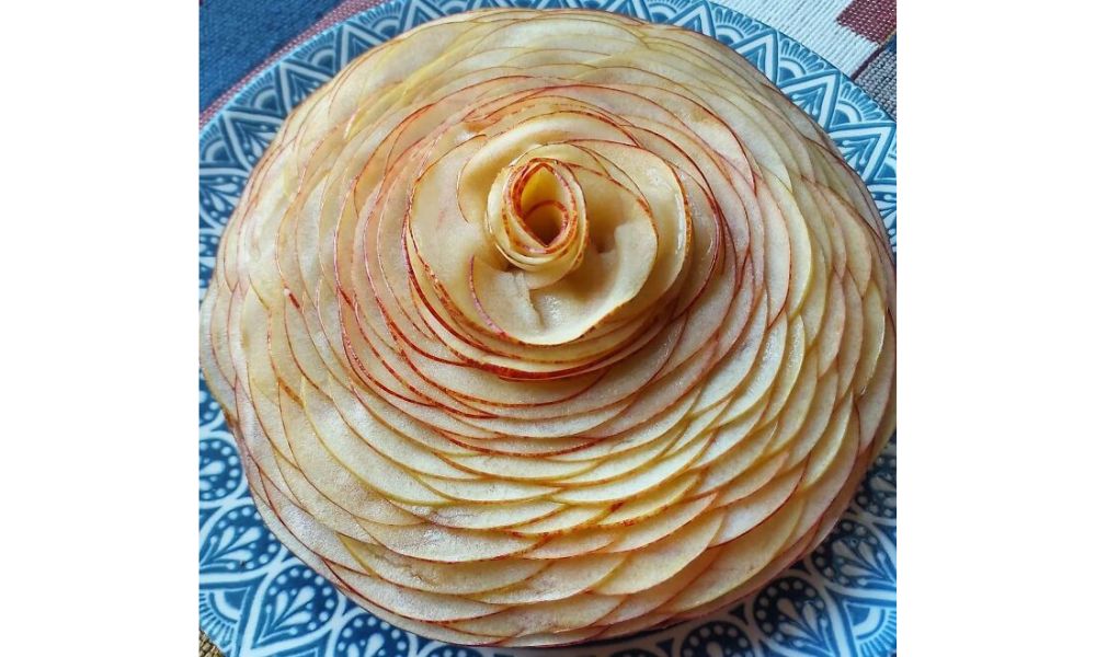 Torta de manzana en forma de flor.