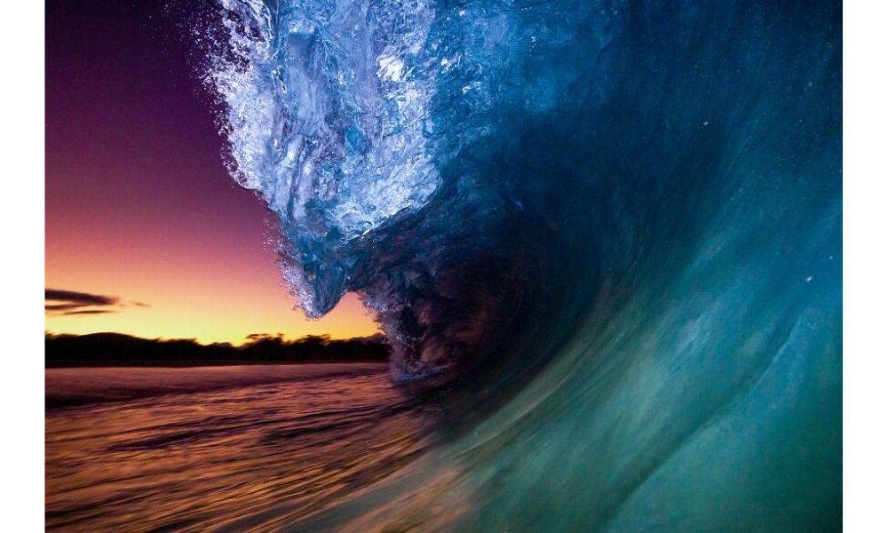 El mar formando una ola
