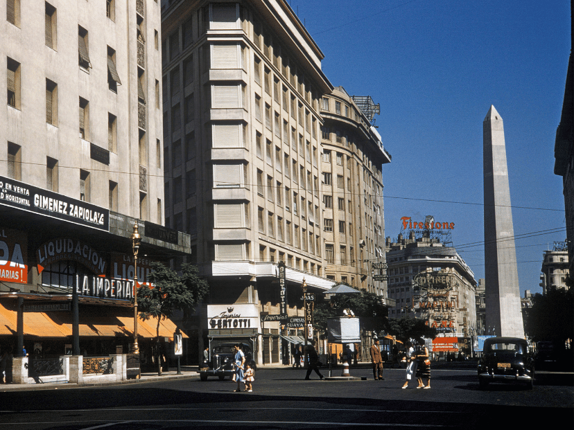 Una foto a color de la Ciudad de Buenos Aires en la decada de 1950. Se ve el obelisco y edificios.