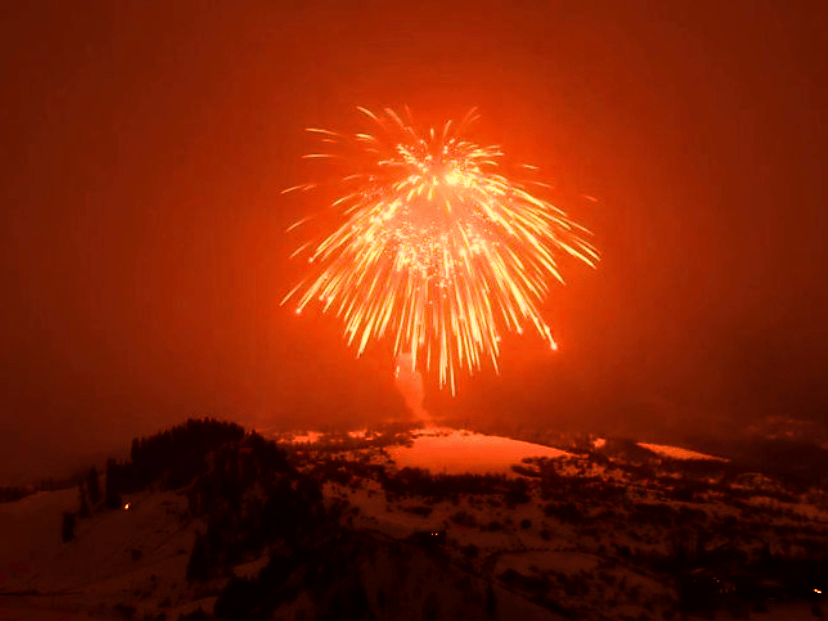 el fuego artificial más grande del mundo, explotando color rojo en Colorado, E.E.U.U.