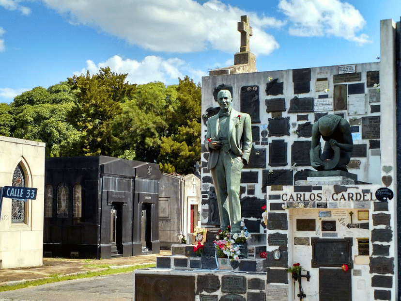 mausoleo de carlos gardel en el cementerio de la chacarita