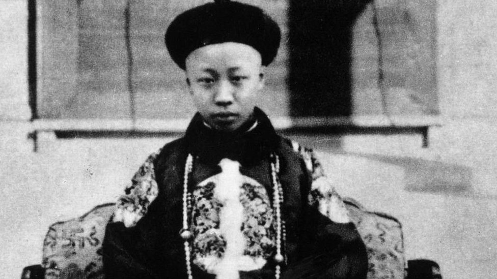 puyi emperador de china de nene chiquito joven en blanco y negro