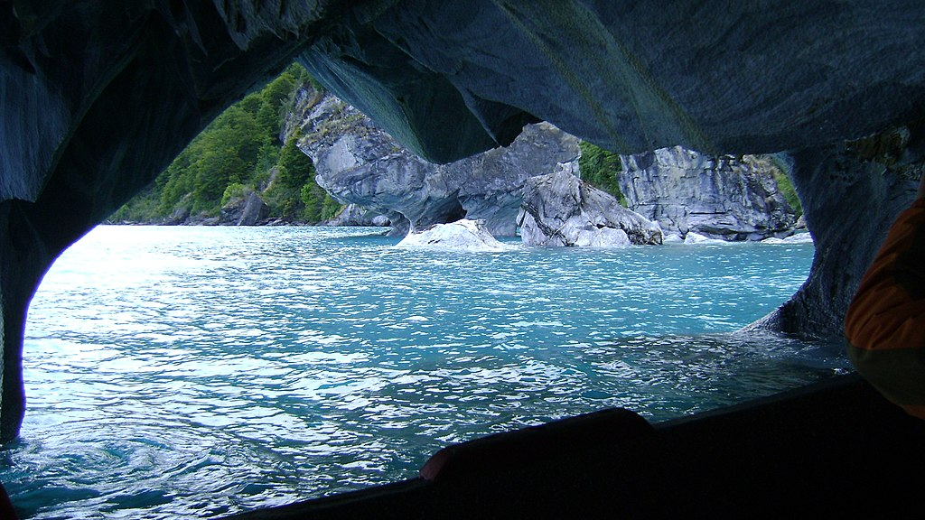 capillas de marmol vistas desde adentro de la cueva