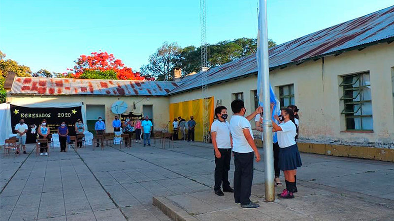 Chicos izando la bandera en un colegio argentino