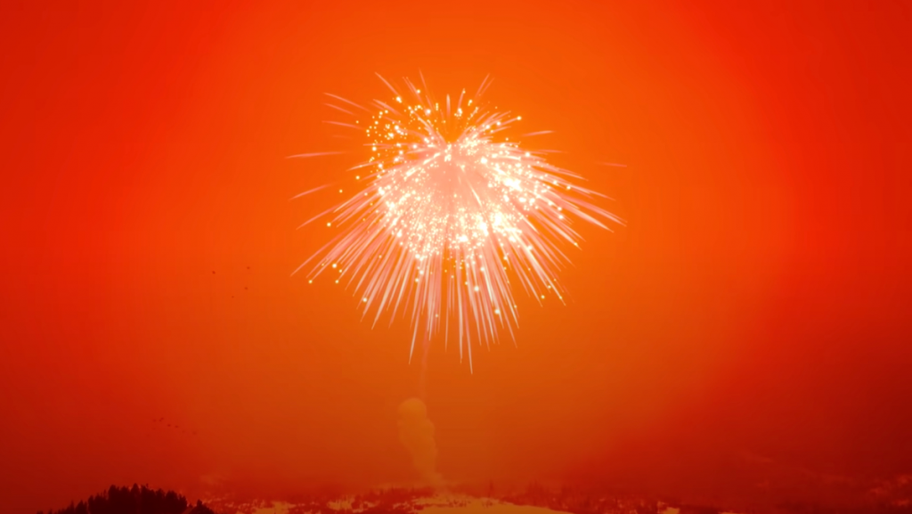 el fuego artificial más grande del mundo sobre un cielo rojo