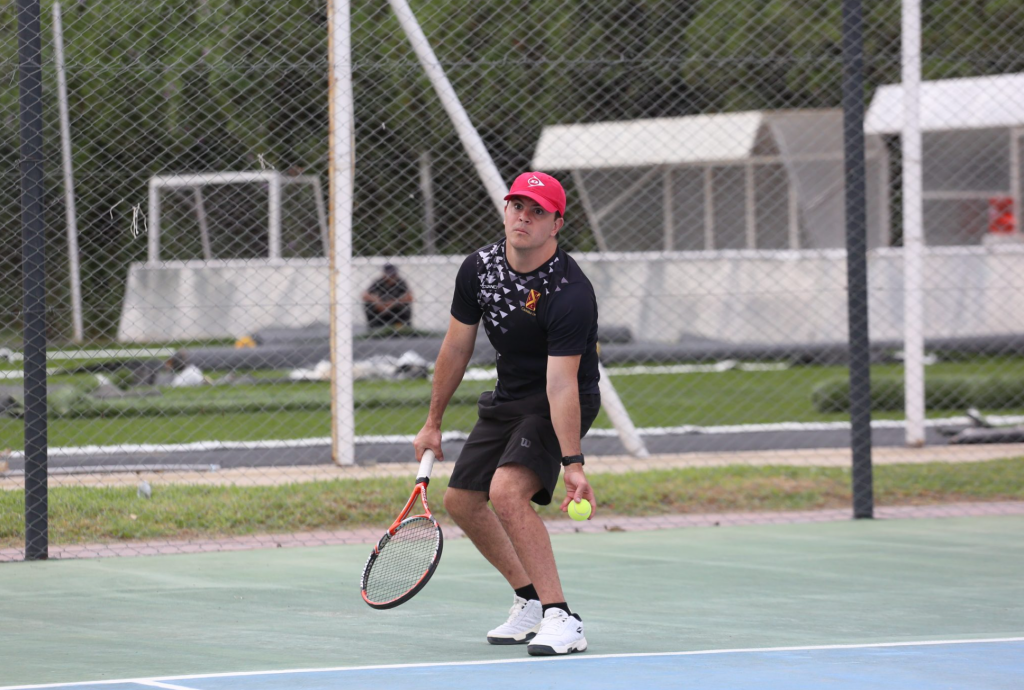Nicolás Arguello, campeón de tenis personas síndrome down, jugando el partido ganador