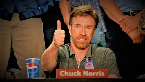 Chuck Norris como árbitro de "dodgeball" en Pelotas en juego