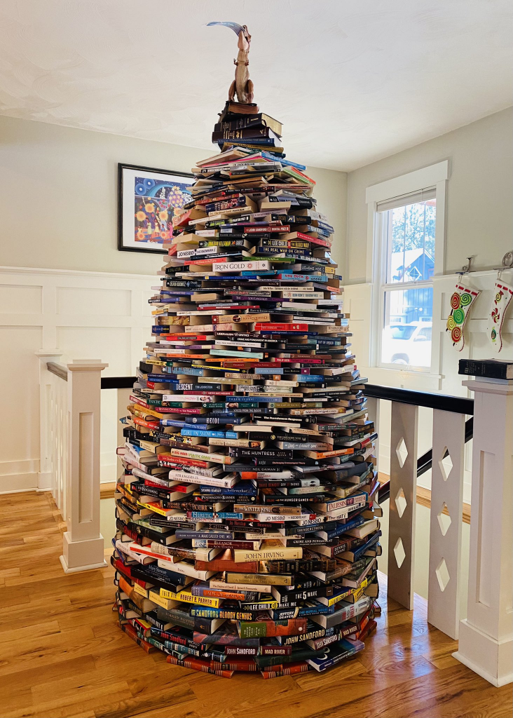 un pino hecho de libros