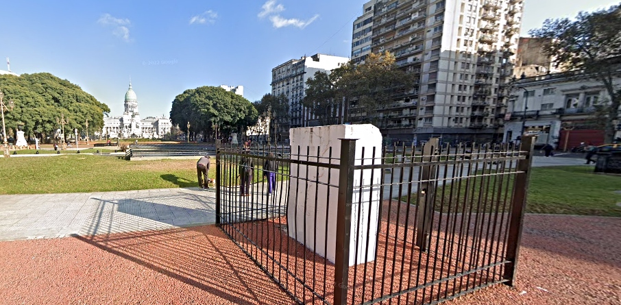 Monolito del kilómetro cero de Argentina con vistas al palacio del Congreso de la Nación.