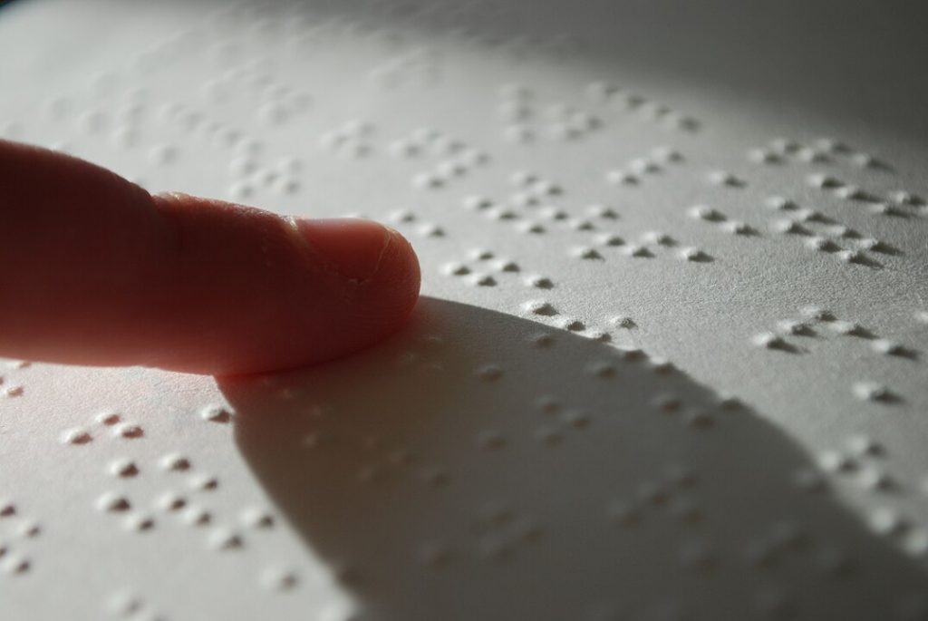 Persona que utiliza el sistema Braille.