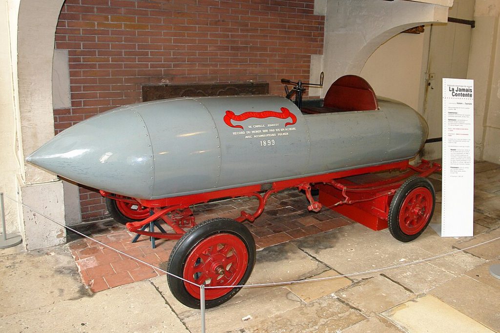 El primer auto de la historia que viajó a más de 100 km/h, en su museo.
