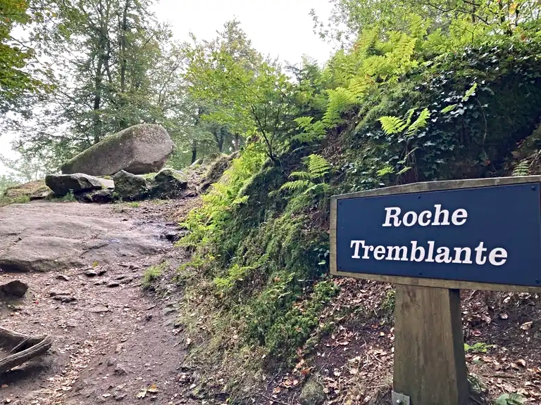 Camino para visitar la Roche Tremblante.
