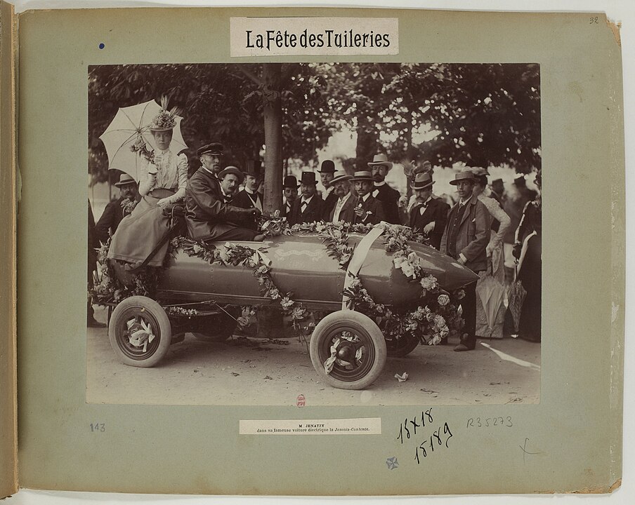 Foto antigua del primer auto que viajó a más de 100 km/h.
