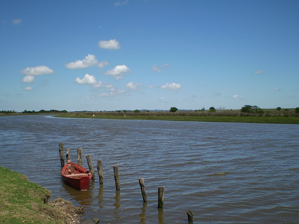 Un bote sobre el arroyo Chuy.