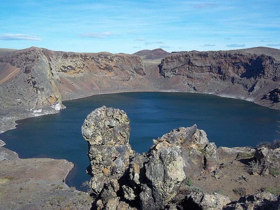 Laguna formada en el centro de un volcán de Pali Aike.