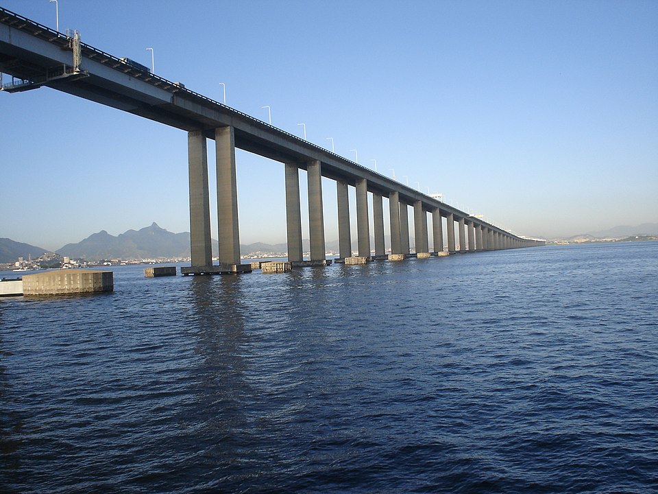 El puente Río-Niterói visto desde el agua. 