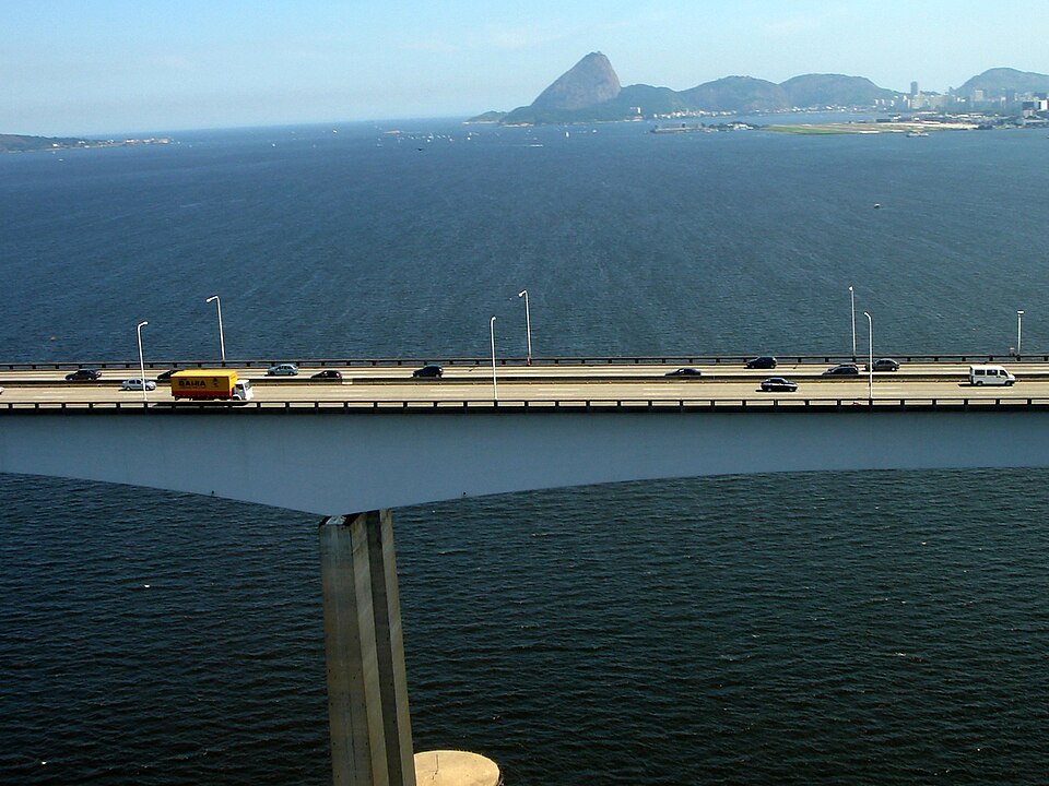 Autos en el puente Río-Niterói.