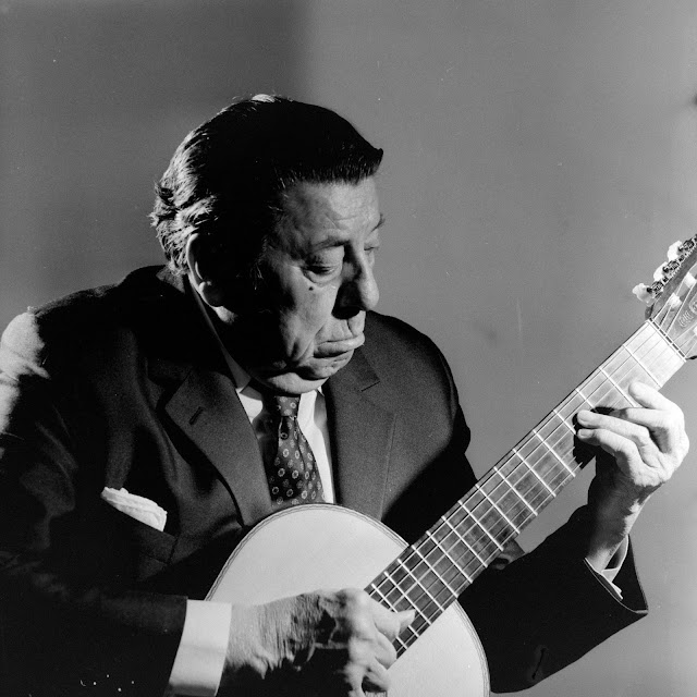Atahualpa Yupanqui y su guitarra.